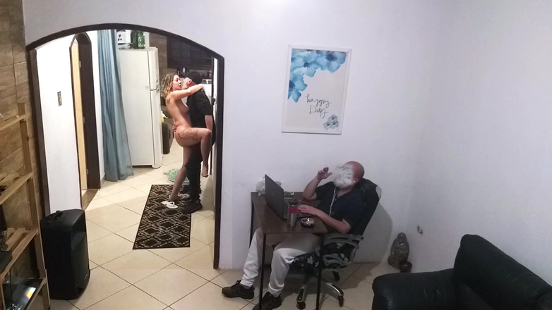 Gabi SweetCouplesStories: Pendant que le mari travaille, la femme dans une serviette...