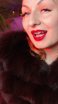 Fetiche con lápiz labial rojo y piel