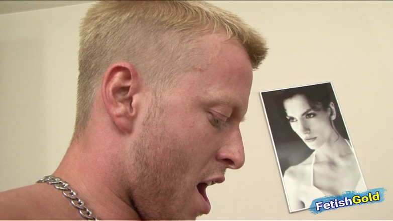 Bisex Adventures: Une petite blonde surprend son amant en train de baiser...
