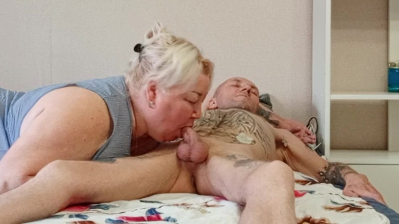 Zona901: 자지에서 정액을 빨아주는 이웃