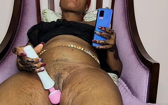 Afro fuck queens: Pelacur sange ini lagi asik muasin memeknya pakai mainan seks...