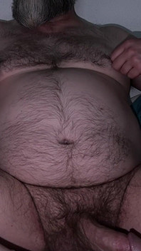 Adorar la barriga grande y peluda y oler los calzoncillos amarillos