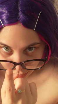 Meine stiefschwester macht alberne gesichter und macht gesichtsfetisch, neckt und gibt dir dann einen virtuellen handjob