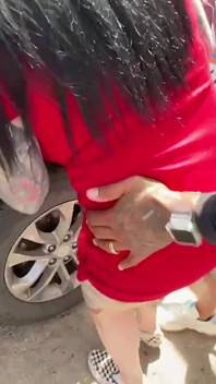 Hotwife lutscht schwanz und wird auf vegas blvd gefickt, um creampie zu bekommen