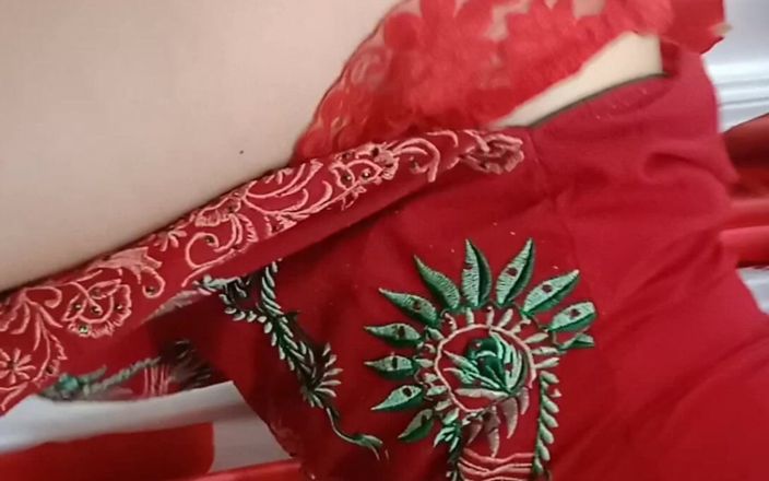 Bolly Karma: Mamă sexy înfometată de pulă
