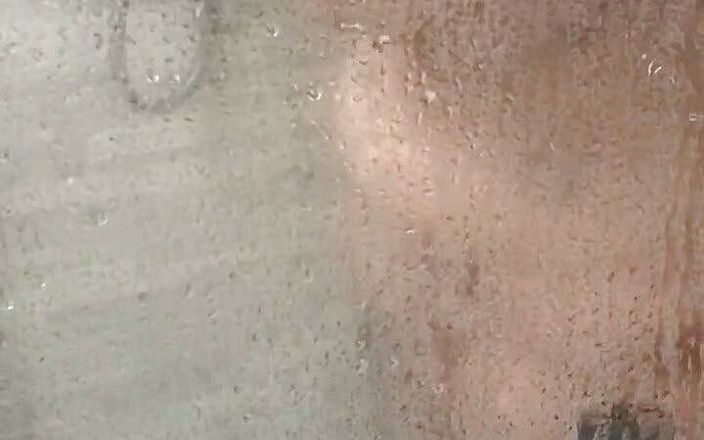 CarleXXX Studio: Romi prend une douche toute seule