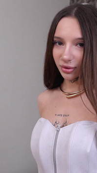 Nueva modelo y su primer sexo en cámara Luna Evans.