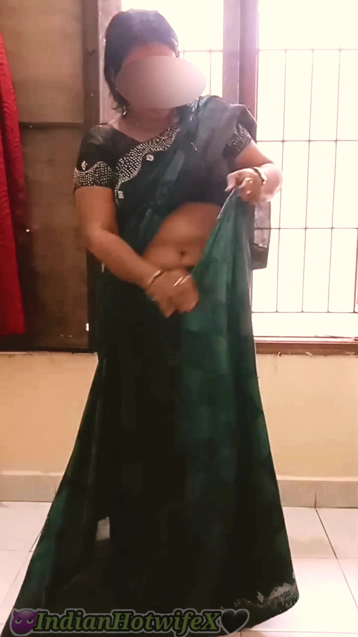 RenuRaj: देसी तमिल गोल-मटोल पत्नी लक्स साड़ी पहनती है छेड़-छाड़ स्तन दिखाती है पेट बालों वाली चूत गांड! Indianhotwifex