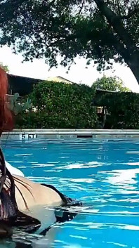 Krankenschwester Vicki und hübsche harry haben spaß beim küssen im pool!