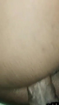 그녀는 자지에 내 팔찌를 선호합니다.