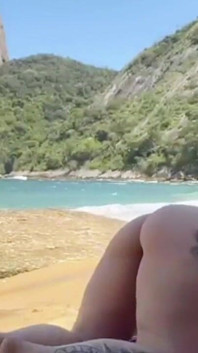 Zrzka a brunetka se na pláži vzrušily a tajně si navzájem kouřily