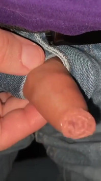 Pequeno pau suculento sem cortes sai das calças brincando com Foreskin
