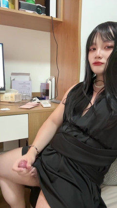 Akbb: 你的小可爱玩弄自己乳头后射出大量精液在肚子上