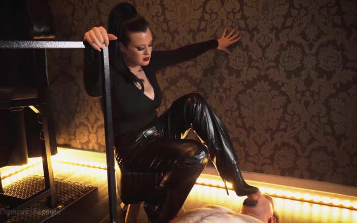 Domestic femdom: Tacones que pueden perforar una polla