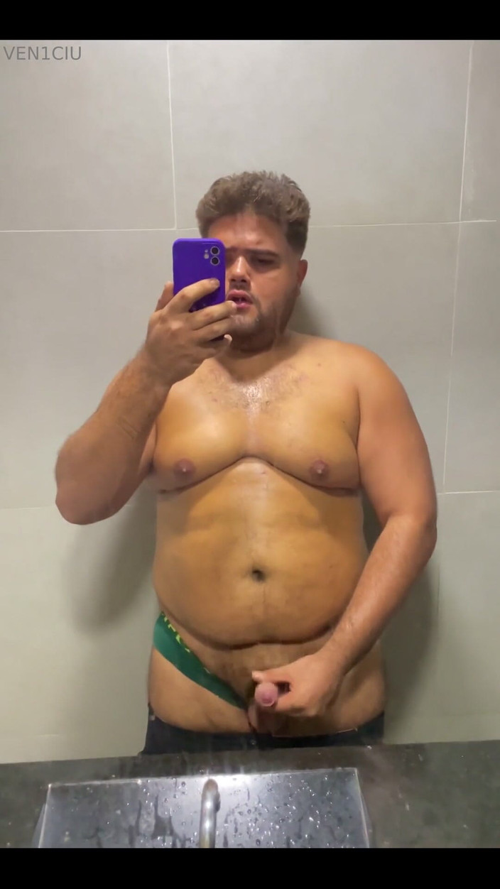 VEN1CIU: In de badkamer van de sportschool