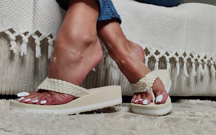 Goddess Lena: Bàn chân của tôi trong nền tảng Beige Slides