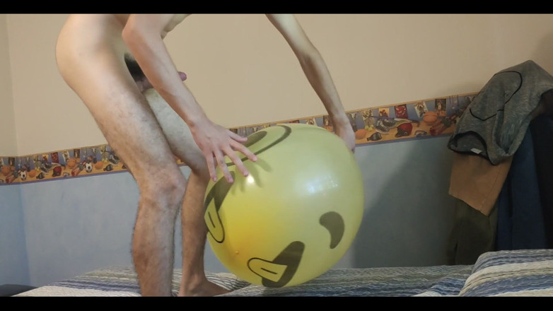 Floatie Boy: Suflând un balon uriaș smiley în timp ce se masturbează