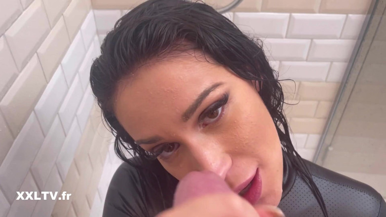 XXLTVFR: Niegrzeczny prysznic z Bellucci