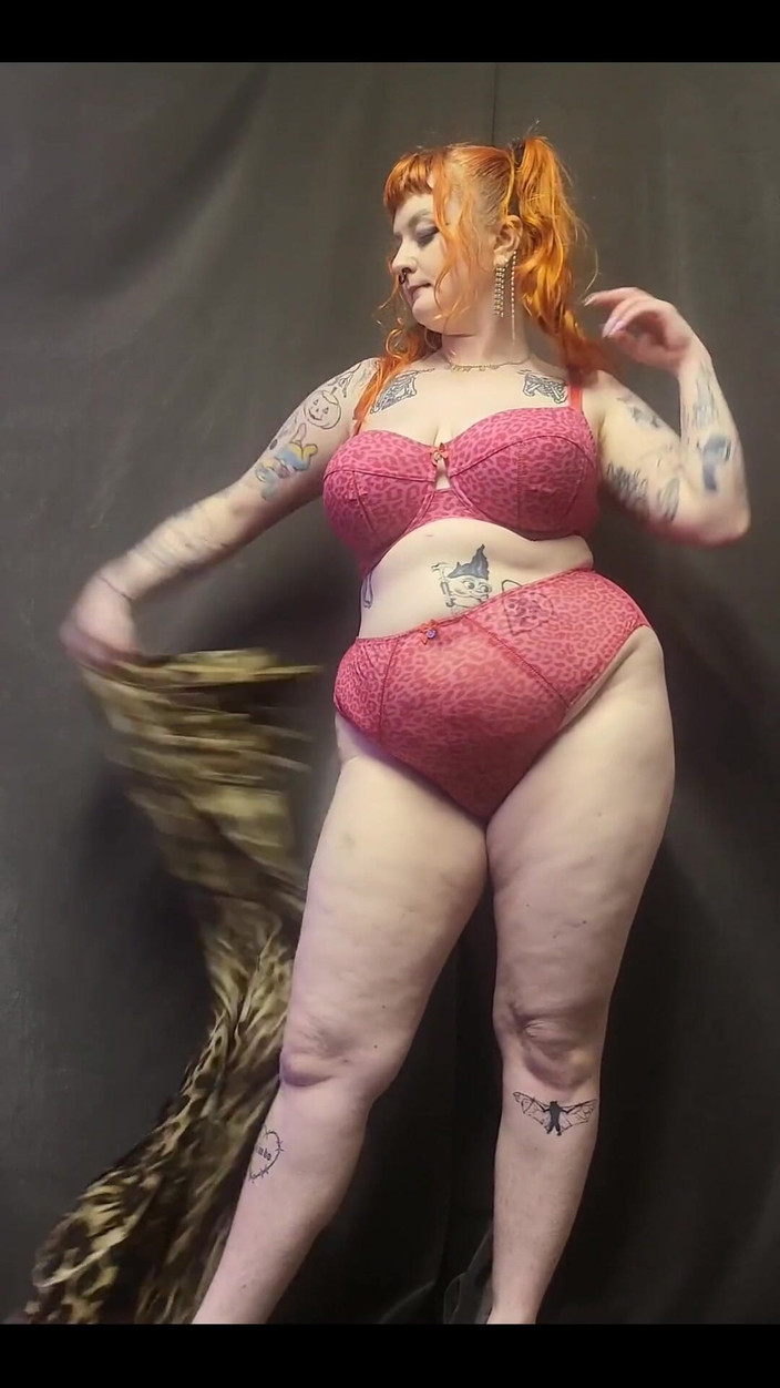 Bunny Royle: Mostrándote todos mis partes y curvas tambaleantes sexy