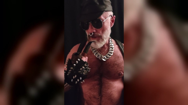 MusclesCigarsFFPig: Titpig fumando su felación y jugando con sus pezones y...