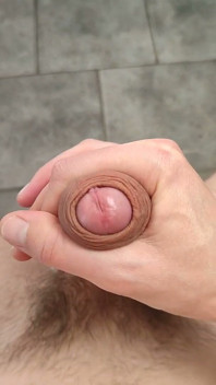 Je m’ennuie et je suis excitée en train de me traire la bite