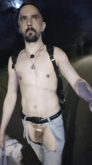 kinkygaynudist: Отважная прогулка в стрингах!