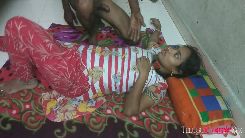 Telugu Couple: Žhavý orgasmus Sex s přírodními kozami indické manželky v posteli...