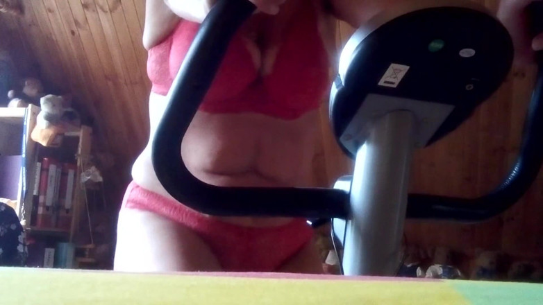 Hot-Pussy66: Lencería roja sexy en la bicicleta de ejercicios