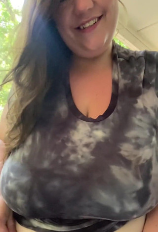 420bettyboobs: Slo-mo Titty Drop. Šťastný pátek Hunnies !!