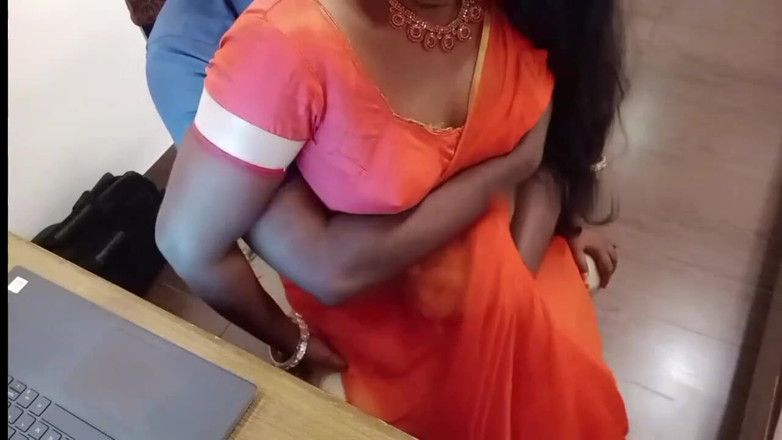 Luxmi Wife: 人妻穿着透明纱丽服和经理做爱