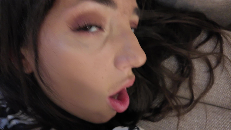 Amateur Homemade Porn: 操我的业余 18 岁继姐