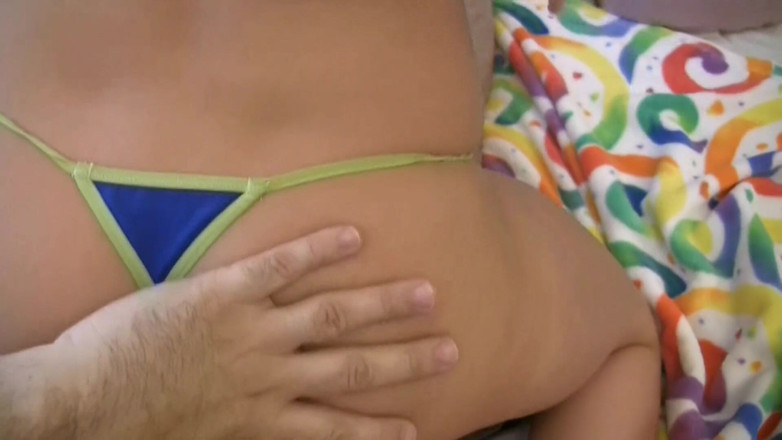 Tight little babes: Büyük götlü büyük memeli İngiliz model şişman'ın yarağına oturdu
