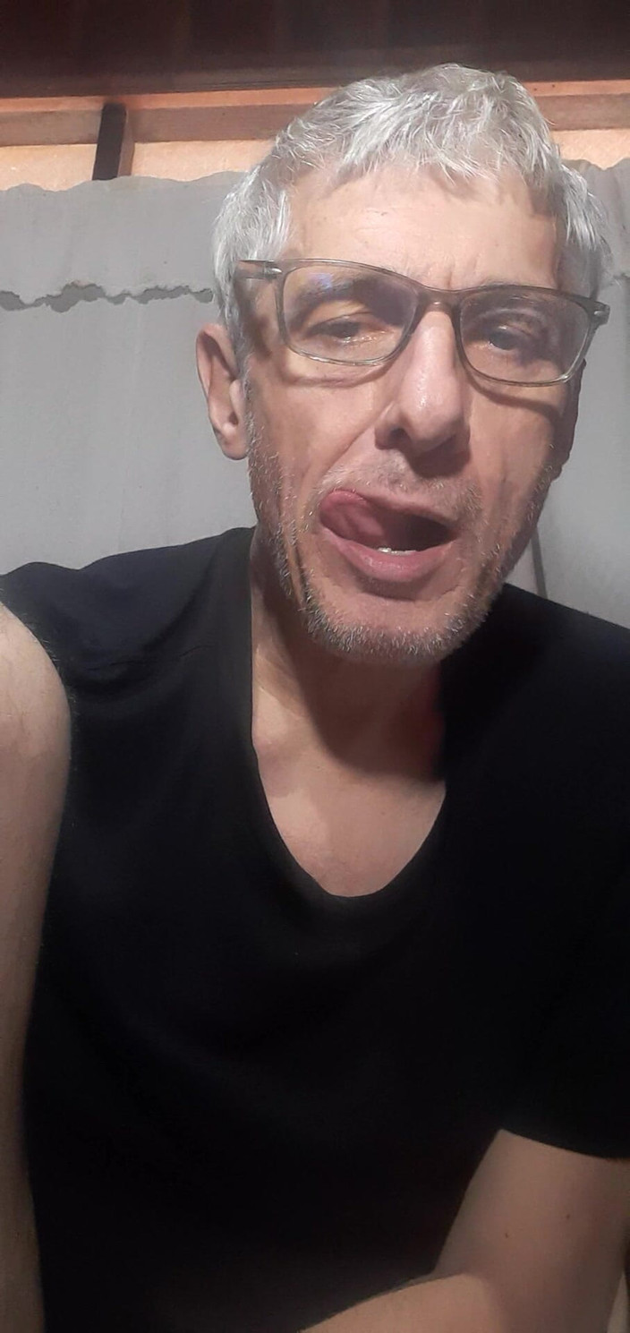 Big uncut hard cock: Ciuman penuh cinta romantis yang hangat dengan mulut dan lidahku...