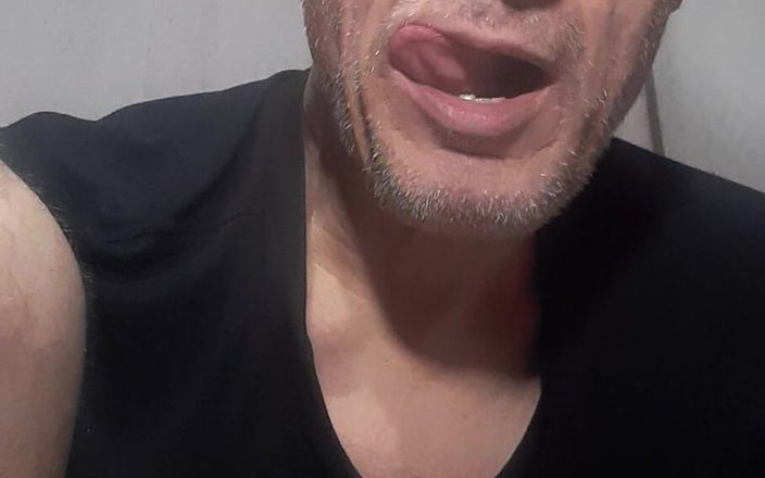 Big uncut hard cock: Теплый романтический любовный поцелуй с моим ртом и моим языком давай сделаем это вместе.