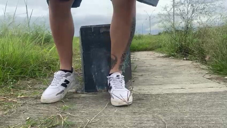 Mr Feet Colombia: Macho Lascia L'ufficio E Si Cambia Le Scarpe in Pubblico...