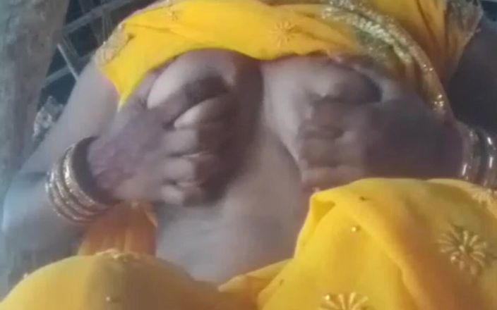 RJ NISHA: 性感人妻穿着黄色纱丽服展示她的阴户，我插入手指并拿出水