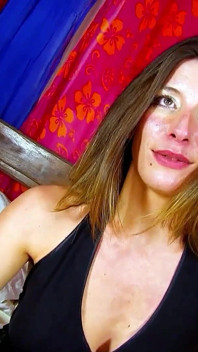 La miLF magra Amelie viene scopata nel culo dai vicini e sborrata