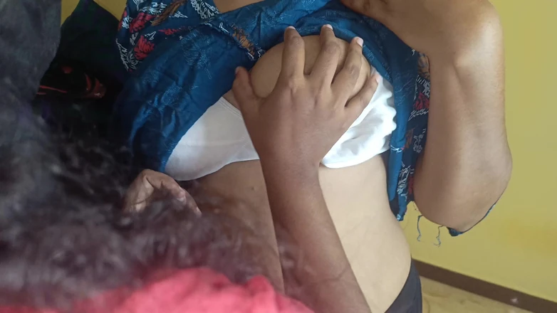 Laxi ammu: Vysokoškolačka lesbička se svou nevlastní sestrou