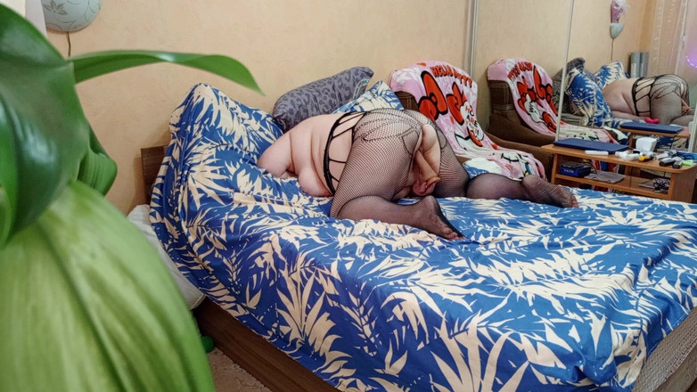 Zona901: Ibu mertua dengan pantat montok lagi asik masturbasi memeknya sampai...
