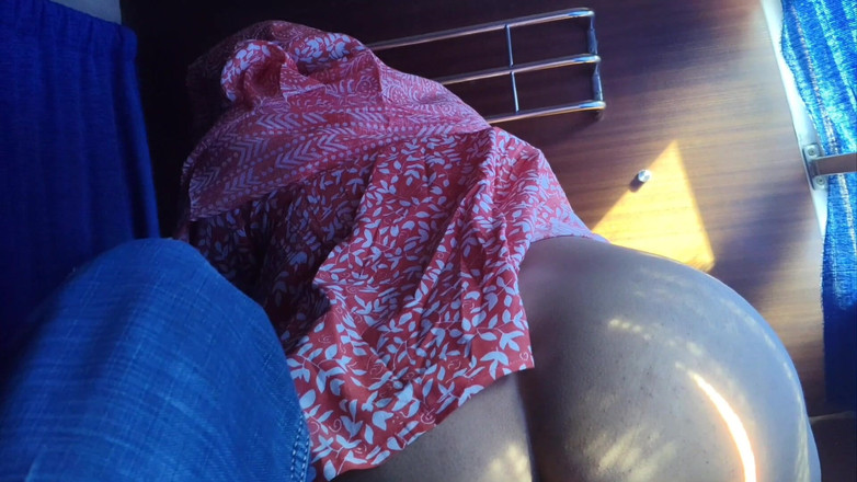 Khushboobhabi: Wkładam palec w tyłek Bhabhi w autobusie