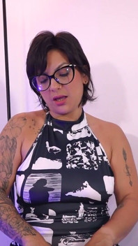 poshaak men laitina milf(chodne laayak mammi) hitaachi chhari ke saath apni choot ko kanpan karti hai