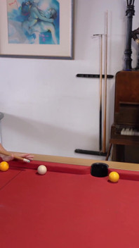 ¡Cuatro lesbianas jugaron con la billar Cue en una mesa de billar!