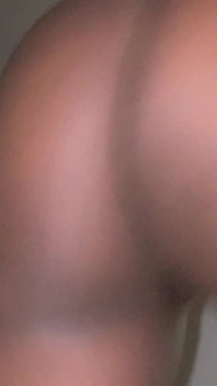 Une bombasse noire sexy danse avec vue de face