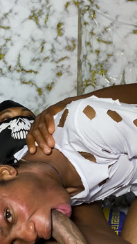 Bar chico sexy cabalgando y chorros por detrás mientras es follado duro en perrito por gran polla negra bbc
