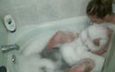 ChickPass Amateurs: Büyük memeli orta yaşlı seksi kadın Leeanna&amp;#039;nın seksi köpük banyosu