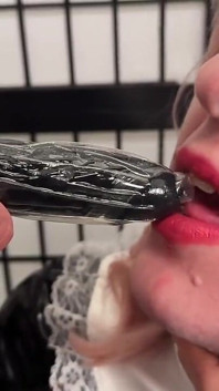 Hai dommes và cậu bé giao hàng - cổ họng được đào tạo
