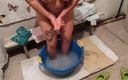 Emma Alex: En byflicka tvättar sin kropp i ett bassäng med vatten.