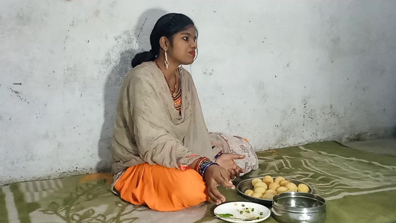 Vija: Aku lagi asik jilat pani puri dan setelah itu aku...