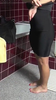 Milf seksi dapat melakukan blowjob tegar dan deepthroat dengan batang besar