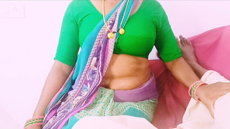 Telugu honey lips: Индийская домохозяйка трахает хозяина дома. Телугу грязные разговоры.